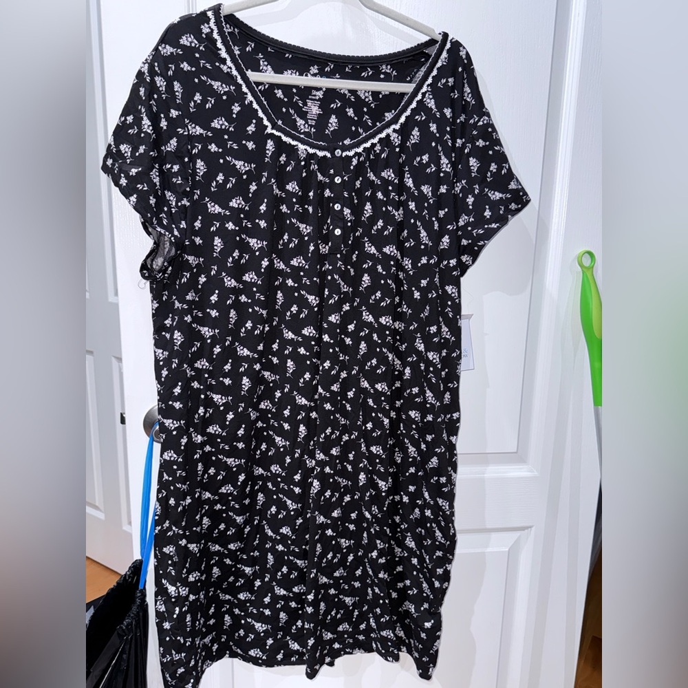 Croft & Barrow Black Floral Nightgown